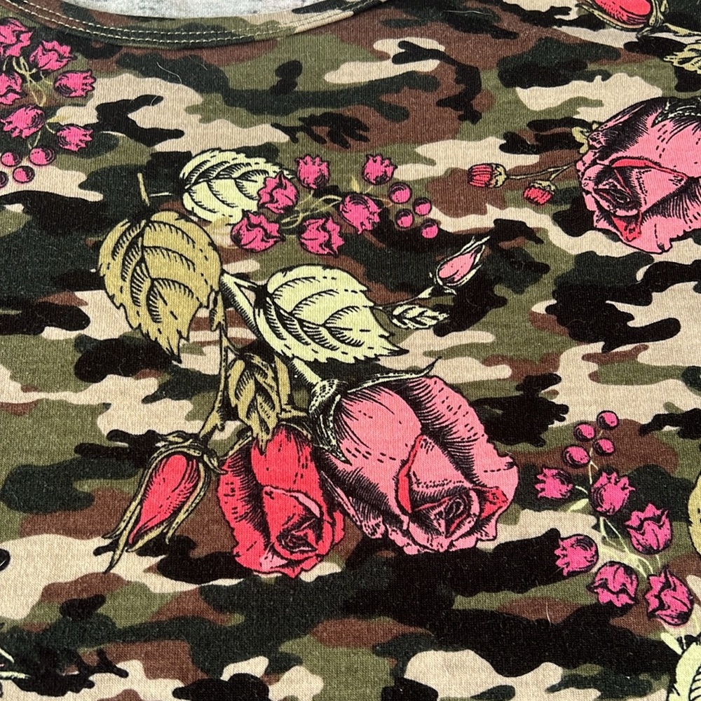 LuLaRoe Perfect T shirt Camo with roses GC Size M 12-18 - Picture 3 of 7